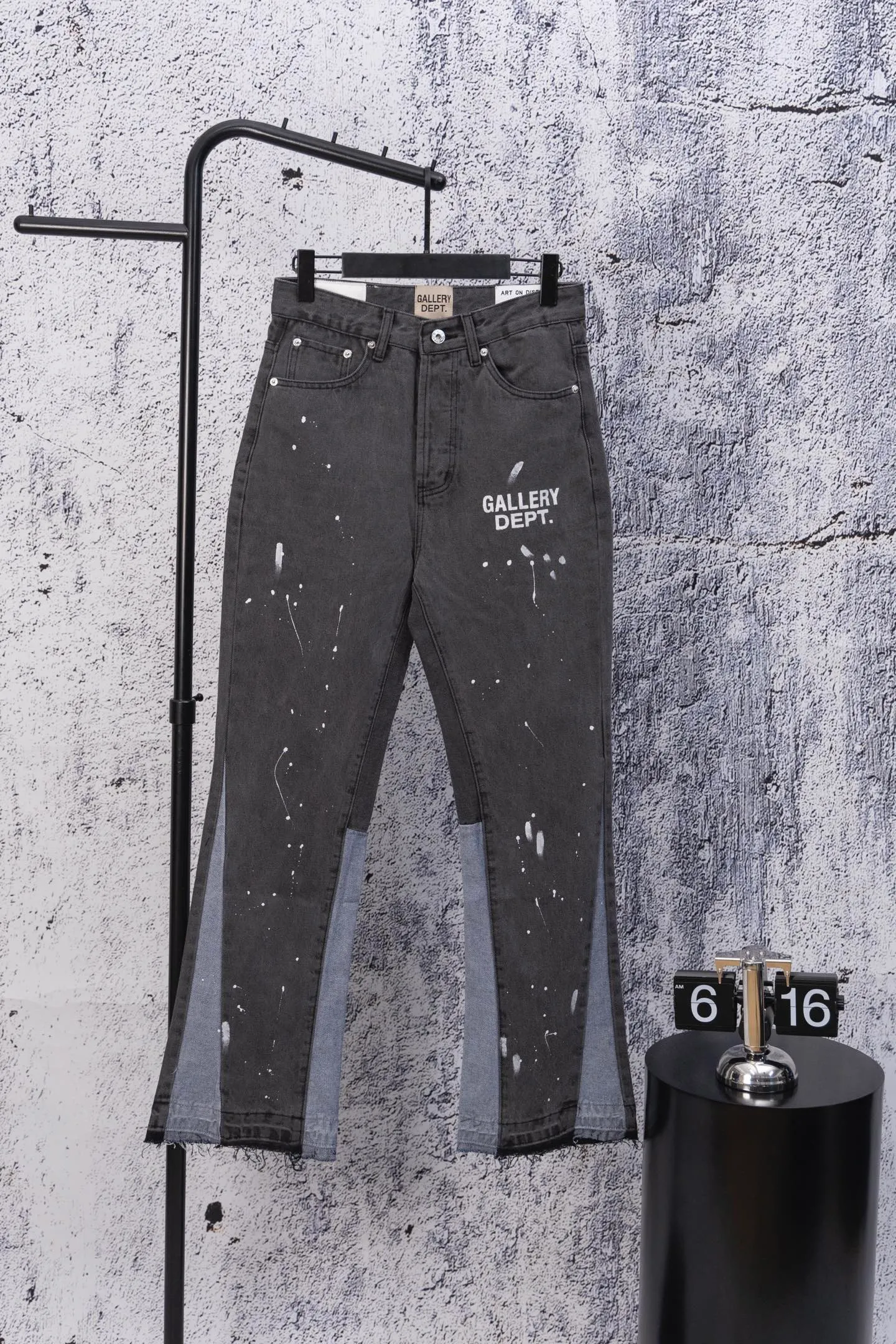 💰270 GALLERY DEPT.25ss new style splash-ink jeans, boot-cut trousers, denim + splash-ink, full of artistic sense! The trouser legs are spliced ​​with denim, creating a layered look, and the words "GALLERY DEPT." are super recognizable✨. High-density denim, wear-resistant and comfortable, perfect for daily wear or street style. Inspired by the classic elements of Helmut Lang, splashing ink is full of three-dimensionality. Pair it with simple tops or HL items to easily get a sense of avant-garde fashion! Gallery Dept. targets the global fashion pioneer group aged 18-35 and positions itself as a "high street art trendy brand". Cultural symbol output: Through endorsements from stars such as Virgil Abloh, Jennie, and Justin Bieber, the brand’s benchmark status in the hip-hop and fashion circles is strengthened. Size: 28-34 Color: Gray Blue